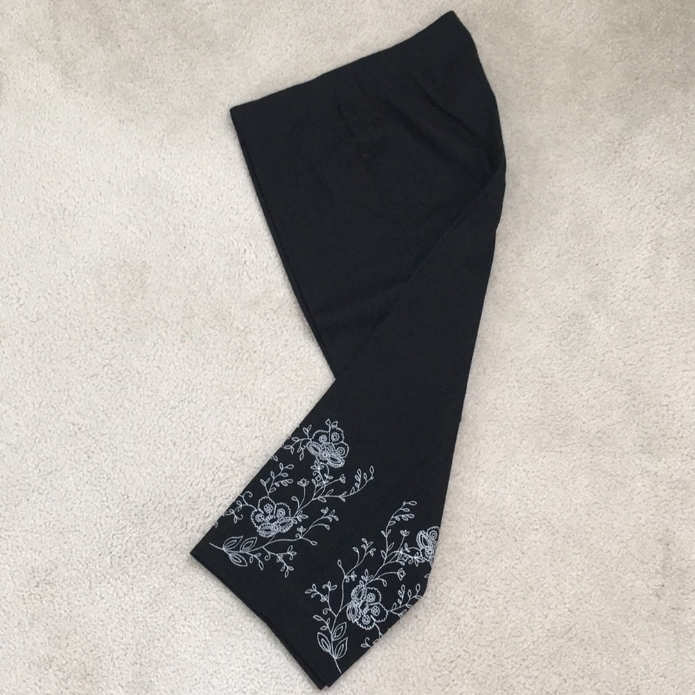 NWOT Style & Co. Petite Capri Embroidered
